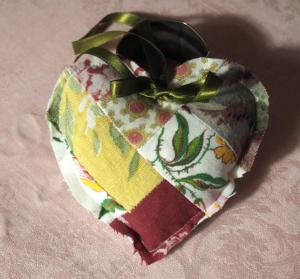  Petit coussin de porte ou pique-épingles en tissus anciens