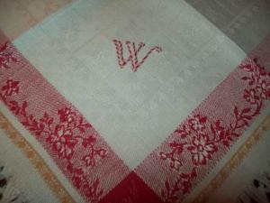 1 Monogramme ancien VV ou W sur serviette à bandes rouges et ocres