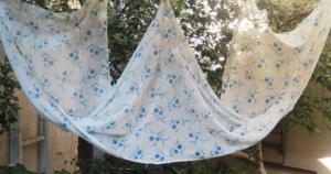 long panneau ancien de fin tissu , voile de coton imprimé de fleurs bleues, rideau, 2,40 mètres