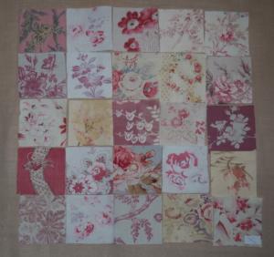  LOT DE 25 COUPONS DE TISSUS ANCIENS POUR PATCHWORK, coloris dominance rose pâle