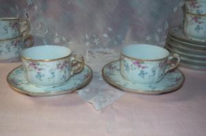2 Jolies tasses anciennes en fine porcelaine fleurie , 1900, tasses à thé