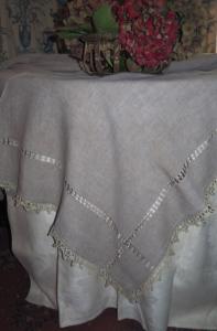 Belle nappe ancienne rustique en lin bis , jours et dentelle 