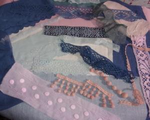 Un lot de lins, dentelles et broderies  anciennes teintes rose, bleues ,  scrapbooking, poupées, patchwork