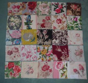   25 petits coupons de tissus anciens pour patchwork , motifs de " roses "