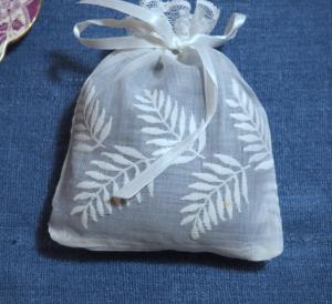 Petite pochette en dentelles et broderies anciennes , avec lavande
