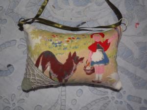 Petit coussin de porte ou pique épingles, tissus anciens , le petit chaperon rouge
