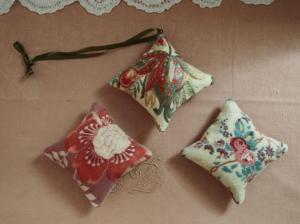  3 petits coussins tissus anciens, de porte, épingles, lavande