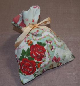 petite pochette en tissus anciens pour emballage cadeau, herbes , lavande , etc .... doublée