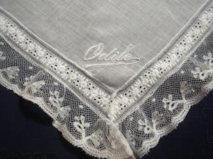Fin mouchoir ancien brodé " Odile" broderie main et dentelle