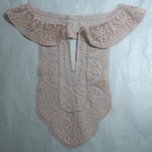 Une encolure ancienne pour chemisier en tulle rebrodé