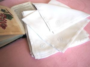 3 fins mouchoirs anciens monogrammés " A "