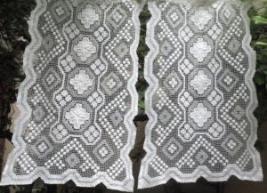 Une paire de petits rideaux en dentelle ancienne main