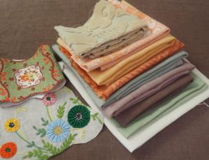 Un lot de tissus anciens pour créations, coloris d'automne, patchwork, scrapbooking, livre textile ***