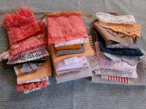 Un lot de 30 petits éléments anciens pour créations, dentelles, tissus, broderies