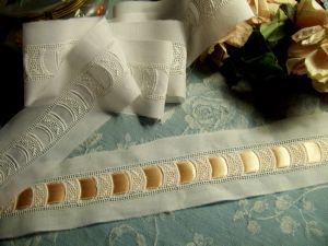 Belle broderie anglaise ancienne main, passe-ruban