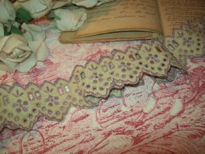 JOLIE BRODERIE ANGLAISE ANCIENNE REALISEE A LA MAIN