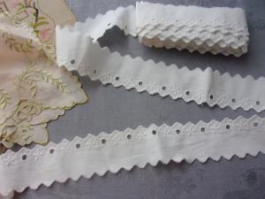 JOLIE BRODERIE ANGLAISE ANCIENNE DE BORDURE