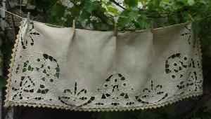  BEAU RIDEAU ANCIEN OU CANTONNIERE .BRODERIE MAIN.. FLEURS