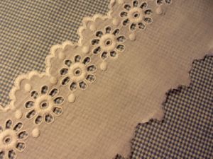 JOLIE BRODERIE ANGLAISE ANCIENNE MAIN