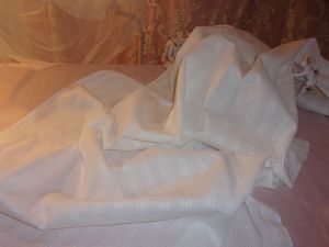 BEAU TISSU BLANC ANCIEN/ POUPEE