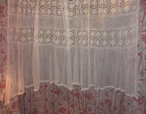 GRAND ET BEL ELEMENT DE RIDEAU ANCIEN TULLE ET DENTELLE....DECO SHABBY  ***