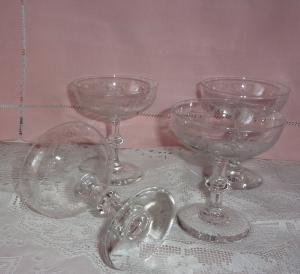 2 TRES JOLIES COUPES ANCIENNES EN CRISTAL GRAVE  ***