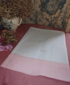 2 draps anciens , avec monogramme, bordure rose, rideaux