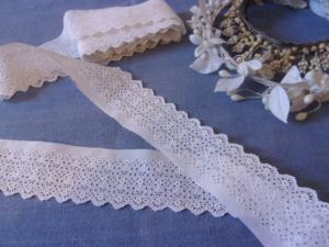  jolie et très fine broderie anglaise ancienne réalisée à la main, 2,60 mètres