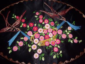  Charmant dessus de coussin ancien brodé  main, fleurs oiseaux