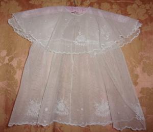  jolie petite robe ancienne d'enfant en tulle brodé main