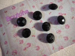 7 boutons anciens en verre noir à facettes