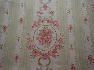  Ravissant tissu ancien, médaillons de fleurs et rubans , style Louis XVI