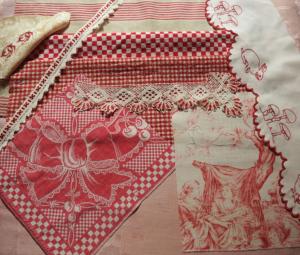 lot de tissus anciens , broderies, galons , rouges , pour patchwork , scrapbooking