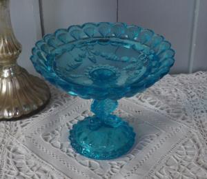 Coupe ancienne en verre bleu, poissons et coquillages , bord de mer