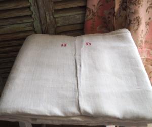 Gros drap ancien en lin  rustique , 19 ème, drap de campagne , monogramme rouge