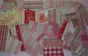  1 Lot de chutes de tissus anciens pour patchwork, scrapbooking,  200 grammes, des petits morceaux, dominance rouge