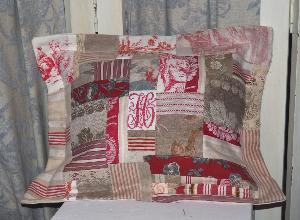 Grand coussin en tissus anciens et broderies