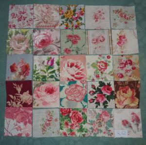   25 petits coupons de tissus anciens pour patchwork , motifs de " roses "