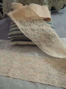 Large et fine dentelle ancienne rose pâle