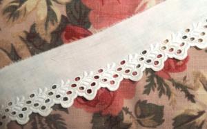petite broderie anglaise ancienne faite main, poupée