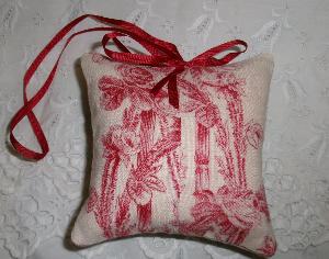 Petit coussin de porte ou pour piquer les épingles ,toile de Jouy, tissus anciens