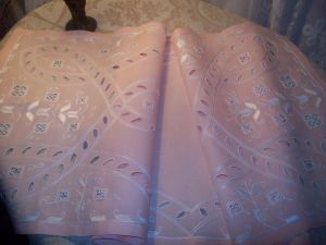 BEAU ET LONG CHEMIN DE TABLE ANCIEN BRODE/ ROSE/ SHABBY