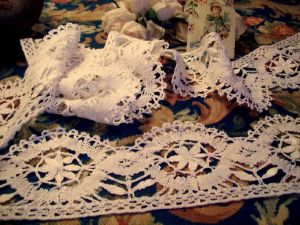  BELLE DENTELLE ANCIENNE AUX FUSEAUX , large dentelle ancienne, 2,50 mètres