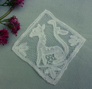  JOLIE INCRUSTATION ANCIENNE EN DENTELLE, chimère, animal