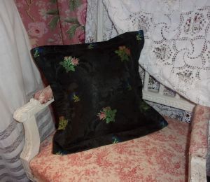 Un coussin réalisé dans un beau tissu soyeux 19 ème, motifs de roses tissées