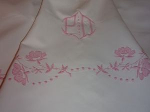  CHARMANT DRAP ANCIEN BRODE. DECO SHABBY  ***