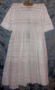 TRES JOLIE ROBE ANCIENNE D ENFANT BRODEE MAIN