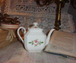 Très petite théière ancienne en porcelaine, 19 ème à décor de roses, porcelaine de Paris