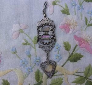 pendentif, bijou ancien de montre, de poche ou de châtelaine