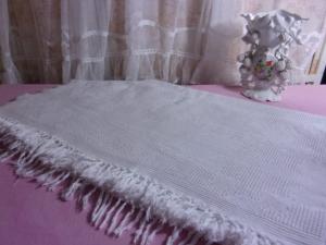  Plaid ancien, couvre-lit , en gros coton gaufré, blanc, couverture , nappe rustique, etc ...